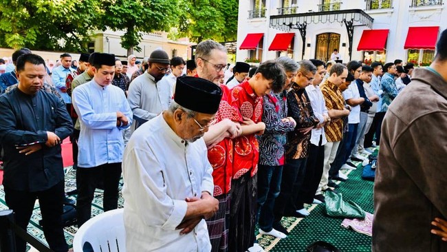 Presiden Republik Indonesia Prabowo Subianto melaksanakan salat sunah Iduladha 1447 Hijriah di Wisma Indonesia, Paris, Prancis, pada Rabu, 27 Mei 2026, bertepatan dengan 10 Zulhijah 1447 Hijriah. (Laily Rachev - Biro Pers, Media, dan Informasi Sekret