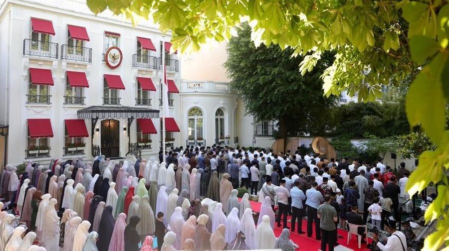 Presiden Prabowo Subianto salat Iduladha 1447 H di Wisma Kedutaan Besar Republik Indonesia (KBRI) Paris, Prancis Rabu (27/5/2026). (Dok. Tim Media Presiden)