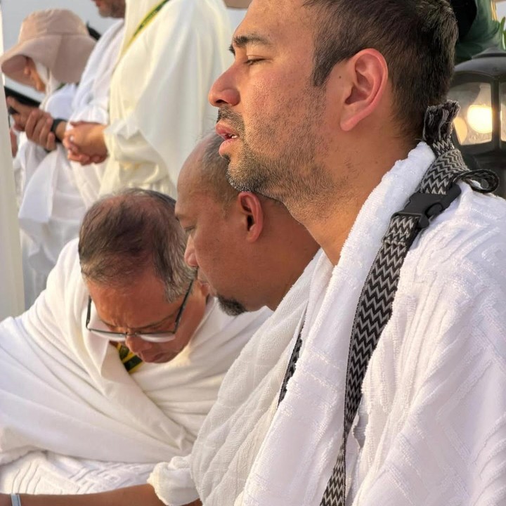 <p>Raffi Ahmad menjalani haji keduanya tahun ini seorang diri. Momen ini dibagikan langsung di akun Instagram resmi manajemennya. Pada momen Idul Adha ini, suami Nagita Slavina itu terlihat khusyuk memanjatkand doa, Bunda.&nbsp;(Foto: Instagram @rans.entertainment)</p>