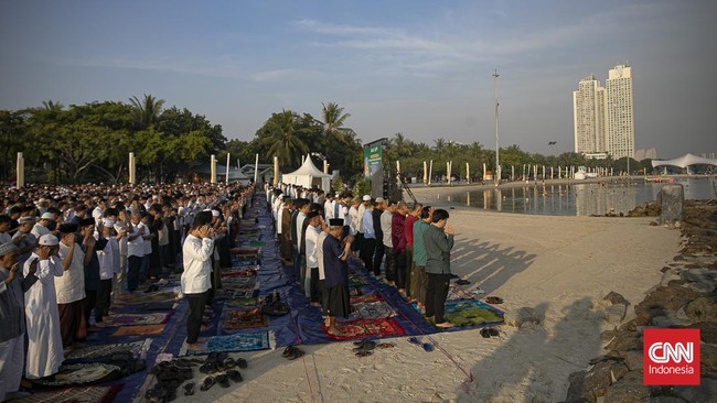 Salat Iduladha 1447 Hijriah di kawasan Pantai Lagoon Ancol, Jakarta, Rabu (27/5), berjalan khidmat dan penuh antusiasme. (CNN Indonesia/Adi ibrahim)