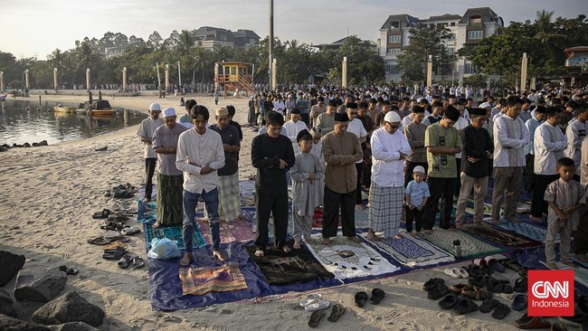 Salat Iduladha 1447 Hijriah di kawasan Pantai Lagoon Ancol, Jakarta, Rabu (27/5), berjalan khidmat dan penuh antusiasme. (CNN Indonesia/Adi ibrahim)