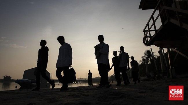 Pelaksanaan Salat Iduladha 1447 Hijriah di kawasan Pantai Lagoon Ancol, Jakarta, pada Rabu (27/5/2026), berlangsung khidmat dan penuh antusiasme. (CNN Indonesia/Adi ibrahim)