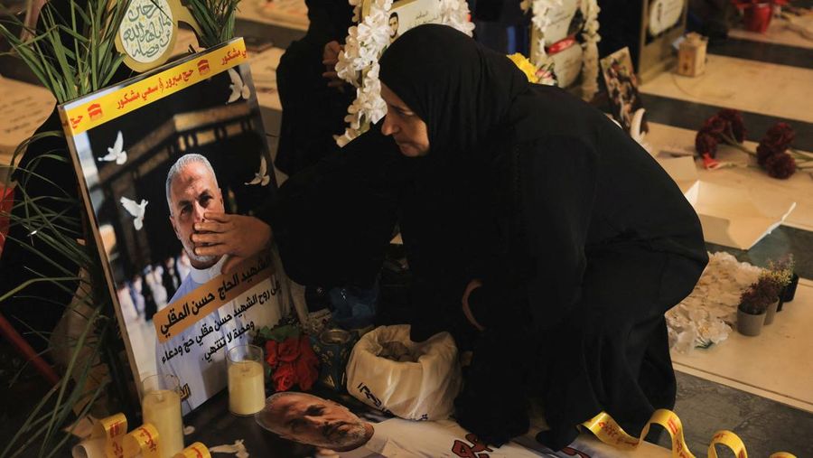 Seorang wanita mengunjungi makam orang-orang terkasihnya pada Hari Raya Iduladha, di pinggiran selatan Beirut, Lebanon, Rabu (27/5/2026). (REUTERS/Raghed Waked)