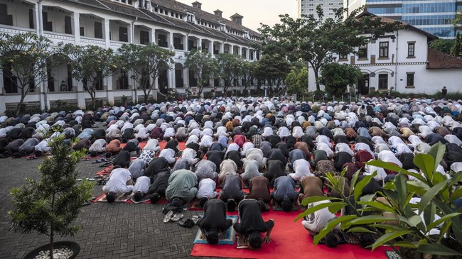 Umat Islam melaksanakan Shalat Idul Adha 1447 Hijriah di halaman gedung cagar budaya Lawang Sewu, Semarang, Jawa Tengah, Rabu (27/5/2026). KAI Wisata kembali menggelar Shalat Idul Adha di bangunan cagar budaya peninggalan kolonial Belanda tersebut se