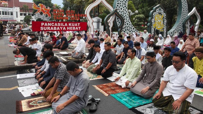 Umat Islam menunaikan Shalat Idul Adha 1447 H di halaman Balai Kota Surabaya, Surabaya, Jawa Timur, Rabu (27/5/2026). Pemerintah menetapkan Idul Adha 1447 H jatuh pada Rabu (27/5). ANTARA FOTO/Didik Suhartono/nym.