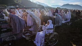 Umat Islam melaksanakan Shalat Idul Adha 1447 H di Lapangan Batur, Desa Batur, Banjarnegara, Jawa Tengah, Rabu (27/5/2026). Pelaksanaan Shalat Idul Adha 1447 H di bawah kaki Gunung Peterangan yang merupakan kawasan hutan lindung dan restorasi alam be