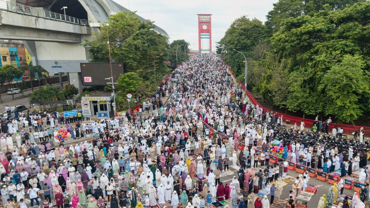 Foto udara ribuan Umat Islam melaksanakan Shalat Idul Adha 1447 H di Bundaran Air Mancur (BAM) Masjid Agung Sultan Mahmud Badaruddin Jayo Wikramo Palembang, Sumatera Selatan, Rabu (27/5/2026). Pemerintah menetapkan Hari Raya Idul Adha 1447 Hijriah ja