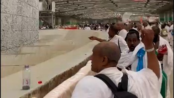 Jemaah haji mulai melaksanakan lontar jumrah di Mina sebagai bagian dari rangkaian ibadah haji pada Selasa (26/5) malam waktu setempat.
