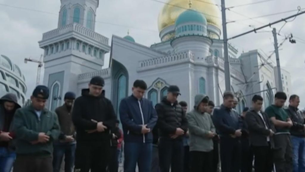 Ribuan Umat Muslim Salat Iduladha di Masjid Katedral Moskow
