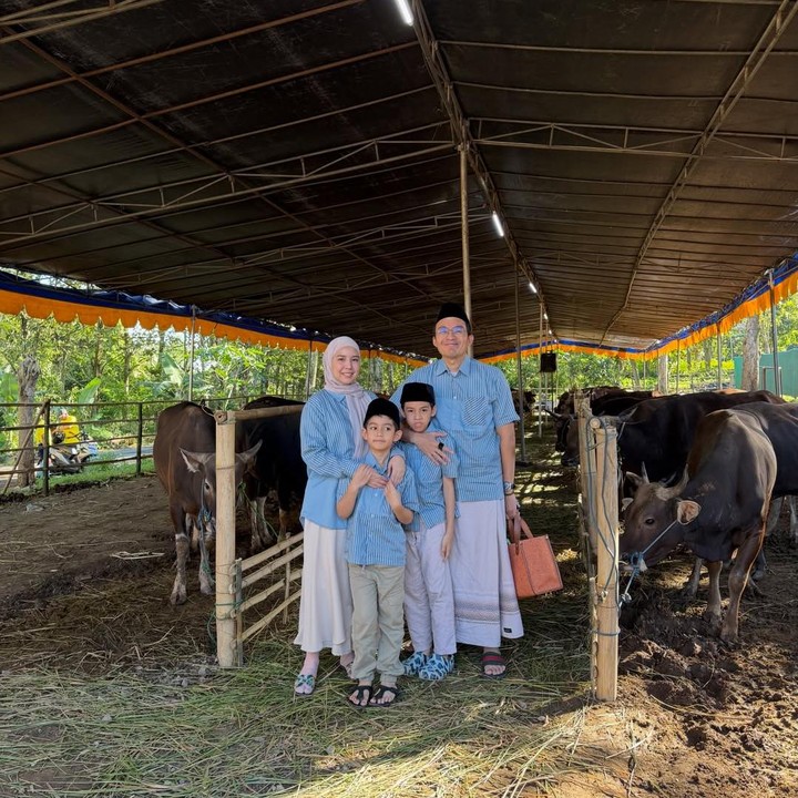 <p>Aktris Tya Ariestya pun mengabadikan momen Idul Adha tahun ini bersama keluarga. Ia juga tampil kompak mengenakan busana dengan warna yang sama, yakni biru. &ldquo;Selamat hari raya Idul Adha,&rdquo; tulis Tya, dikutip dari laman Instagram <em>@tya_ariestya.&nbsp;</em>(Foto: Instagram @tya_ariestya)</p>