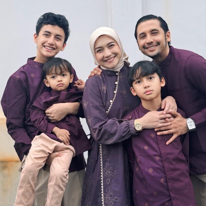 <p>Keluarga Umar Syarief dan Corry Pamela tampil kompak mengenakan busana muslim berwarna ungu. Tak hanya itu, Umar dan ketiga putranya pun pakai baju koko dengan model yang sama, Bunda. Momen ini diketahui langsung melalui foto yang diunggah Umar di akun Instagram pribadinya. &ldquo;Eid &lsquo;Al &lsquo;Adha Mubarak&hellip;semoga doa-doa kamu didengar, dan pengorbananmu diterima,&rdquo; tulisnya, dikutip dari laman Instagram <em>@umar_syarief/@corrrypamela,</em> Rabu (27/5/2026). (Foto: Instagram @umar_syarief/@corrypamela)</p>