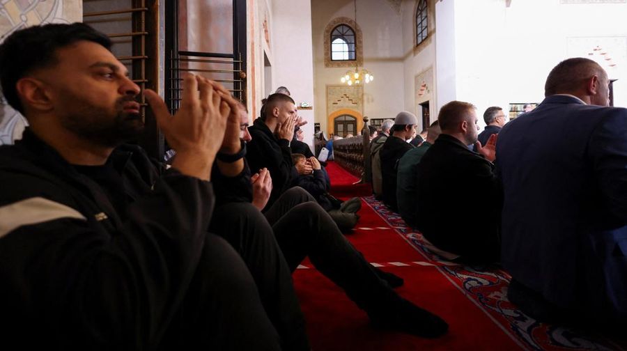 Umat ​​Muslim berkumpul untuk melaksanakan salat Iduladha di Sarajevo, Bosnia dan Herzegovina, Rabu (27/5/2026). (REUTERS/Amel Emric)
