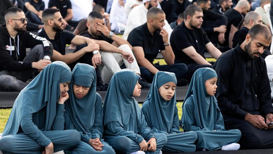 Umat ​​Muslim Israel menghadiri salat Iduladha di dekat Laut Mediterania, di Jaffa, Israel, Rabu (27/5/2026). (REUTERS/Nir Elias)
