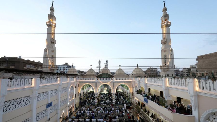 Umat ​​Muslim melaksanakan salat Iduladha di taman umum, luar Masjid El-Seddik, Kairo, Mesir, Rabu (27/5/2026). (REUTERS/Mohamed Abd El Ghany)