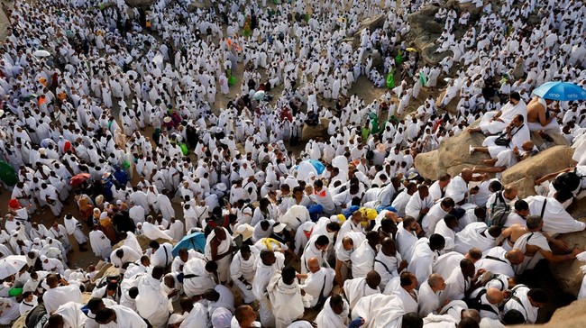 Muslim pilgrims gather at Mount of Mercy on the plain of Arafat during the annual hajj pilgrimage, outside the holy city of Mecca, Saudi Arabia, May 26, 2026. REUTERS/Ibraheem Abu Mustafa