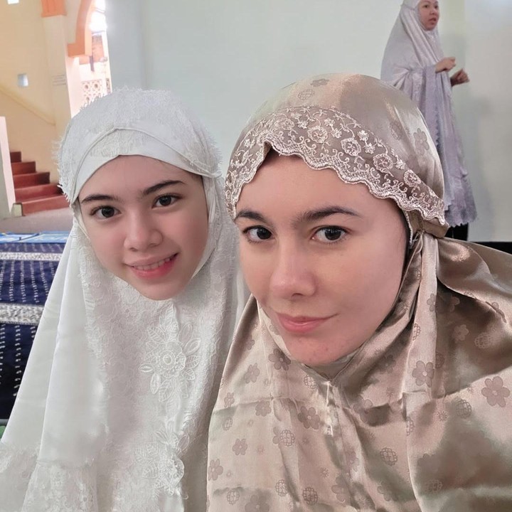 <p>Wulan Guritno mengabadikan foto saat melaksanakan salat Idul Adha bersama putrinya, London Abigail Dimitri. &ldquo;Kali ini hanya berdua, anak pertama di luar negeri, anak bontot sama papanya. &lsquo;Selamat Hari Raya Idul Adha. Semoga momen penuh berkah ini membuat hidup kita semakin bermakna melalui indahnya berbagi dan bersyukur&rsquo;,&rdquo; tulis Wulan, dikutip dari laman Instagram <em>@wulanguritno.&nbsp;</em>(Foto: Instagram @wulanguritno)</p>