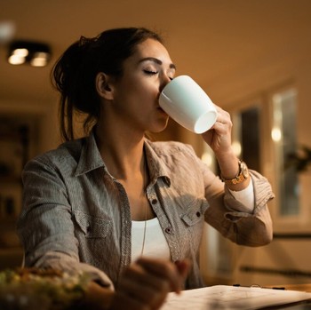 4 Cara Mengenali Orang IQ Tinggi dari Kebiasaan Malamnya, Termasuk Minum Teh Sebelum Tidur