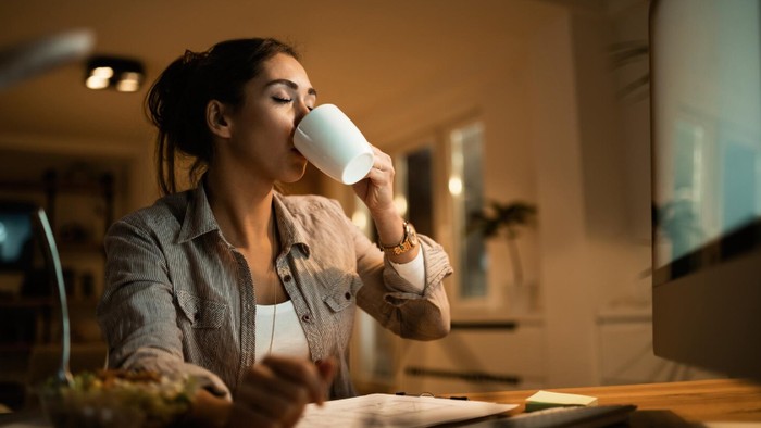 4 Cara Mengenali Orang IQ Tinggi dari Kebiasaan Malamnya, Termasuk Minum Teh Sebelum Tidur