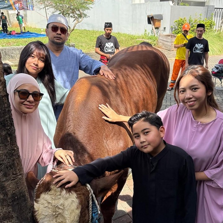 <p>Meisya Siregar dan suaminya Bebi Romeo berkurban satu ekor sapi di tahun ini. Keduanya sempat membagikan momen sebelum sapi kurban yang diberi nama Opor ini akan disembelih, Bunda. Meisya dan Bebi tampak ditemani ketiga anak mereka saat menyaksikan proses penyembelihan hewan kurban. (Foto: Instagram @meisya__siregar)</p>