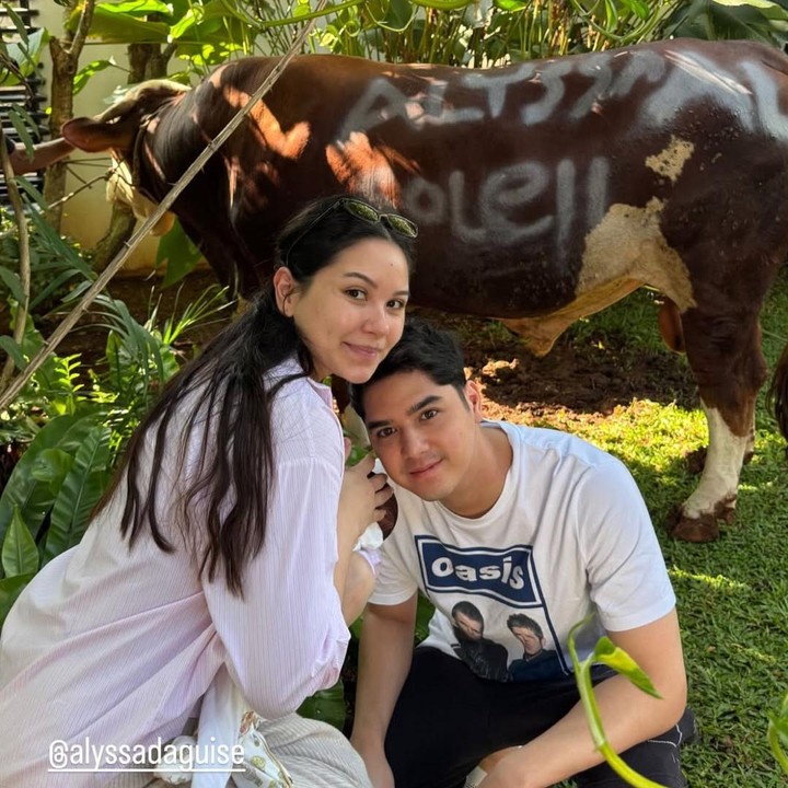 <p>Sederet artis Tanah Air ikut berkurban di Hari Raya Idul Adha tahun 2026. Salah satunya adalah pasangan Alyssa Daguise dan Al Ghazali. Alyssa dan Al berkurban sapi atas nama keduanya dan sang putri Soleil, yang baru saja lahir. Melalui unggahan di Instagram, Alyssa membagikan momen saat menunjukkan sapi kurban, sambil berpose bareng suami dan menggendong sang putri. (Foto: Instagram @alyssadaguise)</p>