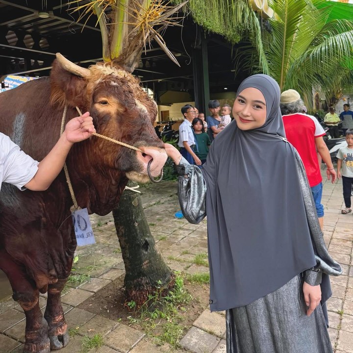 <p>YouTuber dan selebgram Ria Ricis juga berkurban di Idul Adha tahun ini. Di Instagram, Bunda satu anak ini mengunggah foto bersama sapi kurban miliknya yang diberi nama Macan. Foto tersebut diabadikan Ria sehari sebelum perayaan Idul Adha. "1 hari sebelum berpisah sama MACAN," tulisnya dalam unggahan ini. (Foto: Instagram @riaricis1795)</p>