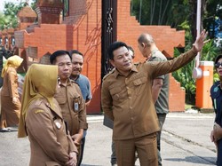 Ramai Dikunjungi Warga, Subandi Minta Fasum Alun-alun Sidoarjo Dijaga