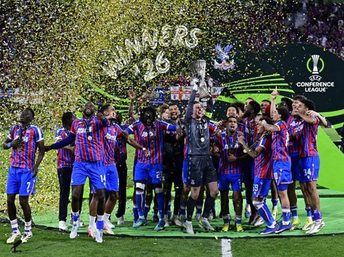 Team Crystal Palace FC celebrates with the trophy after winning the UEFA Conference League final football match between Crystal Palace FC and Rayo Vallecano de Madrid in Leipzig, eastern Germany, on May 27, 2026. (Photo by Tobias SCHWARZ / AFP)