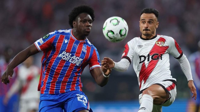 Crystal Palace's French defender #23 Jaydee Canvot (L) and Rayo Vallecano's Spanish forward #18 Alvaro Garcia Rivera vie for the ball during the UEFA Conference League final football match between Crystal Palace FC and Rayo Vallecano de Madrid in Lei