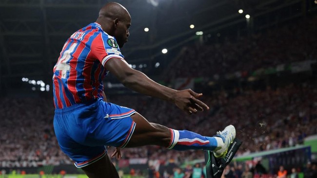 Crystal Palace's French striker #14 Jean-Philippe Mateta kicks a corner flag to celebrate scoring the opening goal 1-0 during the UEFA Conference League final football match between Crystal Palace FC and Rayo Vallecano de Madrid in Leipzig, Germany,