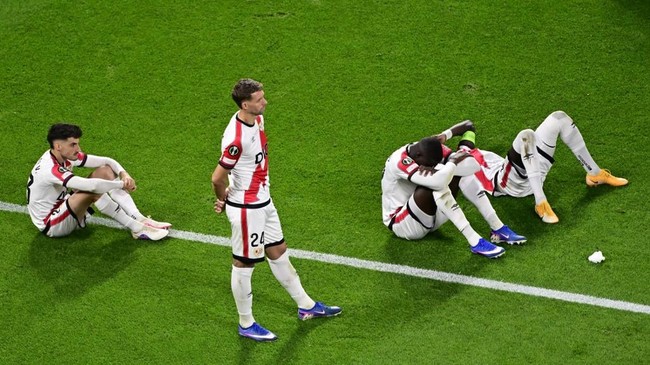Rayo Vallecano's players react on the pitch after the UEFA Conference League final football match between Crystal Palace FC and Rayo Vallecano de Madrid in Leipzig, Germany, on May 27, 2026. (Photo by John MACDOUGALL / AFP)