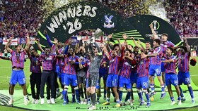 Crystal Palace's English goalkeeper #01 Dean Henderson (C) raises the trophy as his team celebrates after winning the UEFA Conference League final football match between Crystal Palace FC and Rayo Vallecano de Madrid in Leipzig, eastern Germany, on M