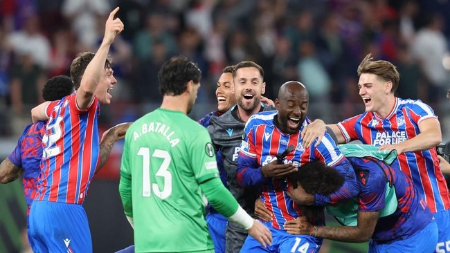 Players of Crystal Palace FC team celebrate after winning the UEFA Conference League final football match between Crystal Palace FC and Rayo Vallecano de Madrid in Leipzig, eastern Germany, on May 27, 2026. (Photo by Ronny HARTMANN / AFP)