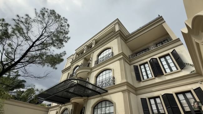 5 Potret Rumah 4 Lantai Para Artis Indonesia, Dilengkapi Lift hingga Bioskop Pribadi
