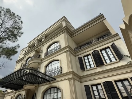 5 Potret Rumah 4 Lantai Para Artis Indonesia, Dilengkapi Lift hingga Bioskop Pribadi