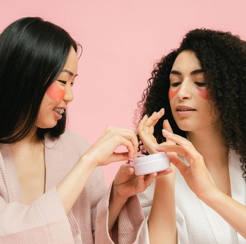 Pink Tax: Kenapa Produk Perempuan Sering Kali Lebih Mahal?