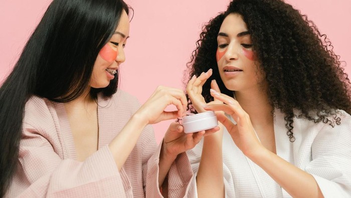 Pink Tax: Kenapa Produk Perempuan Sering Kali Lebih Mahal?