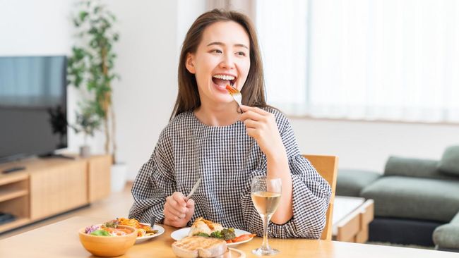 6 Ciri Kepribadian Orang yang Makan Cepat Menurut Psikologi, Benarkah Tidak Sabaran?