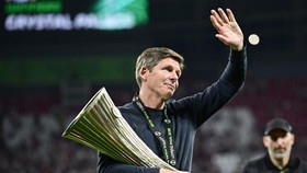 Crystal Palace's Austrian manager Oliver Glasner gestures to the crowd as he holds the trophy after his team won the UEFA Conference League final football match between Crystal Palace FC and Rayo Vallecano de Madrid in Leipzig, eastern Germany, on Ma