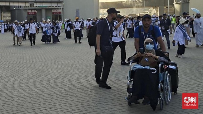 Dalam pelaksanaannya, tampak ribuan jemaah tetap bersemangat meski harus menembus suhu panas ekstrem.