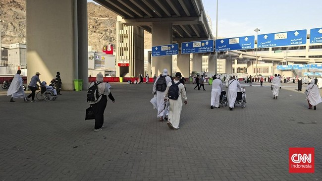 Untuk membantu mengurangi dampak panas, pemerintah Arab Saudi menyediakan fasilitas penyemprotan air di sejumlah titik jalan yang dilalui jemaah.