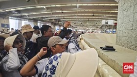 Setelah melaksanakan wukuf di Padang Arafah dan bermalam di Muzdalifah, para jemaah melanjutkan ibadah dengan melempar jumrah di Jamarat, Mina.