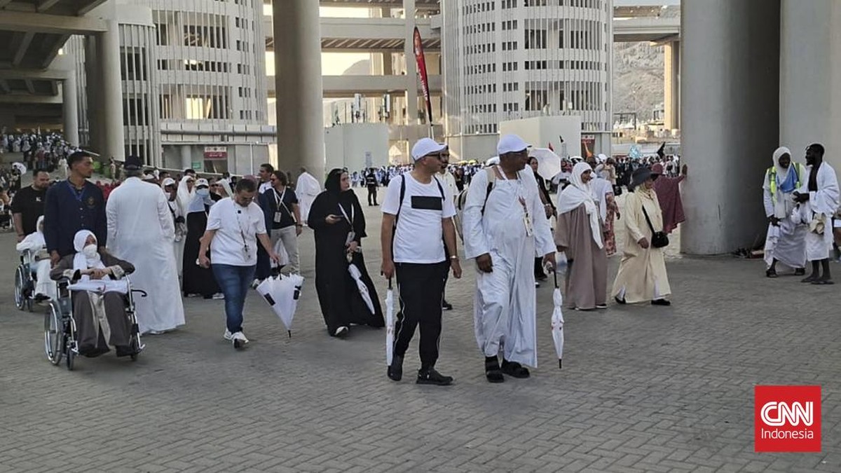 Setelah melaksanakan wukuf di Padang Arafah pada Selasa (26/5) dan bermalam di Muzdalifah, para jemaah melanjutkan ibadah dengan melempar jumrah di Jamarat, Mina.