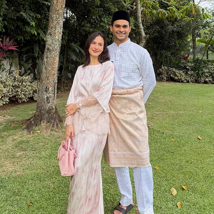 <p>Momen kebersamaan Pevita dan suami pengusaha juga pernah dibagikan ke publik pada perayaan Hari Raya Idul Fitri tahun ini. Setelah resmi berstatus&nbsp;istri, Pevita diketahui rutin merayakan Hari Lebaran dengan keluarga suaminya di Malaysia, Bunda. (Foto: Instagram @pevpearce)</p>