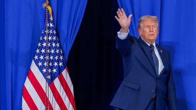 U.S. President Donald Trump waves after delivering remarks at Rockland Community College in Suffern, New York, U.S., May 22, 2026. REUTERS/Kylie Cooper