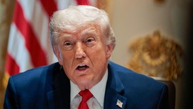 Negosiasi damai AS-Iran terhambat. Trump menuntut syarat ketat, sementara Iran menolak klaim dan menuntut pencairan aset. Kesepakatan masih tertunda.