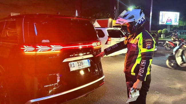Satlantas Polresta Tangerang menilang pengemudi mobil Denza yang menggunakan pelat nomor seolah 'RI'.