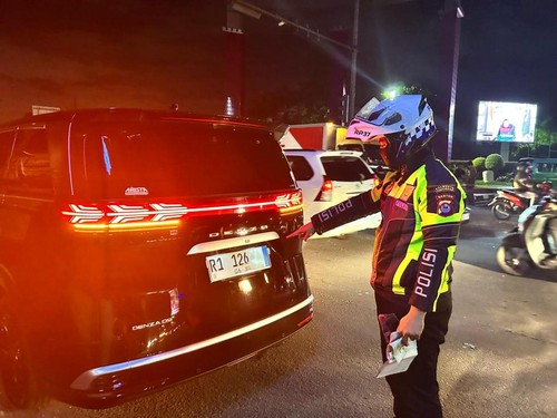 Satlantas Polresta Tangerang menilang pengemudi mobil Denza yang menggunakan pelat nomor seolah 'RI'.