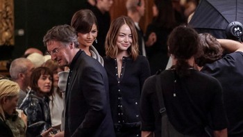 Zendaya dan Emma Stone menghadiri peragaan koleksi Louis Vuitton Cruise 2027 di New York City, AS, 20 Mei 2026. REUTERS/Jeenah Moon
