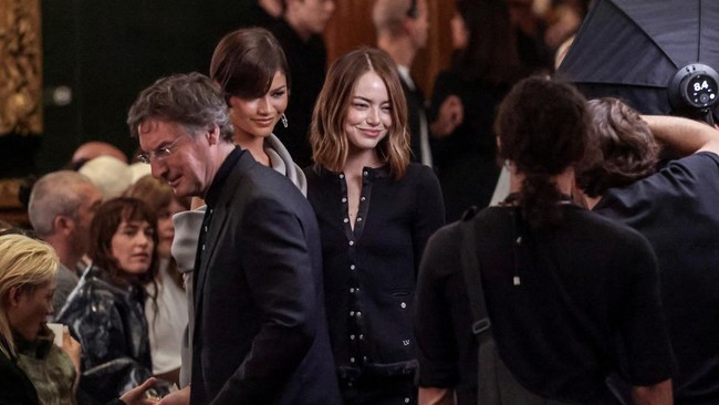 Zendaya dan Emma Stone menghadiri peragaan koleksi Louis Vuitton Cruise 2027 di New York City, AS, 20 Mei 2026. REUTERS/Jeenah Moon