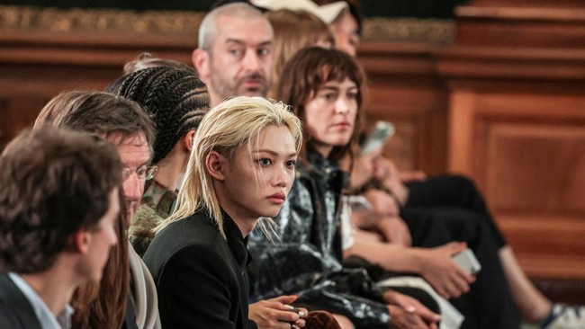 Penyanyi asal Australia, Felix, menghadiri peragaan busana koleksi Louis Vuitton Cruise 2027 di New York City, AS, 20 Mei 2026. (REUTERS/Jeenah Moon)